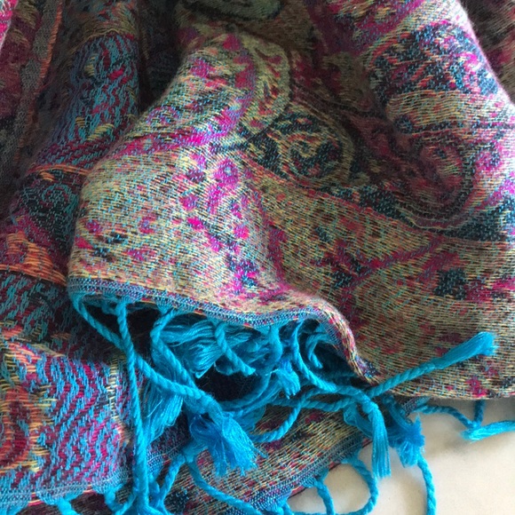 Scarf & wrap - Picture 4 of 7